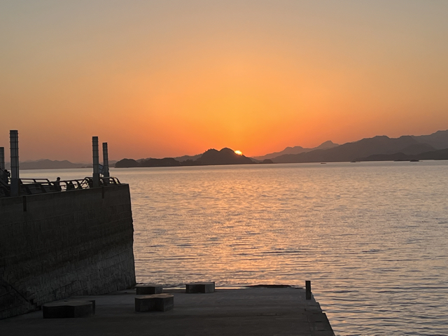 湖边码头下的夕阳